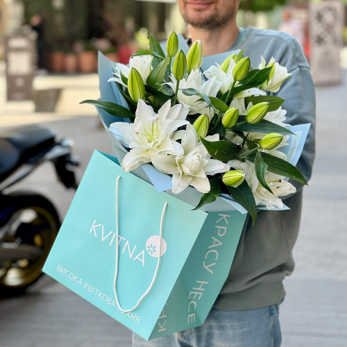 Букет із 5 піоновидних лілій «Сніжні зорі»