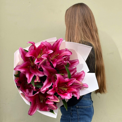 5 бордових лілій у букеті «Апетитна лілія»