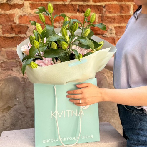 5 peony shaped lilies in a bouquet «Aphrodite's Thoughts»