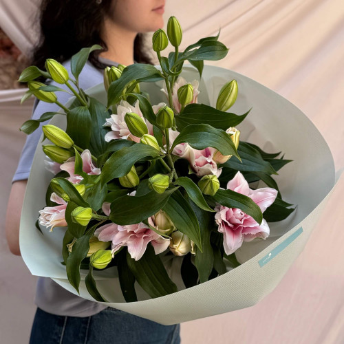 5 peony shaped lilies in a bouquet «Aphrodite's Thoughts»