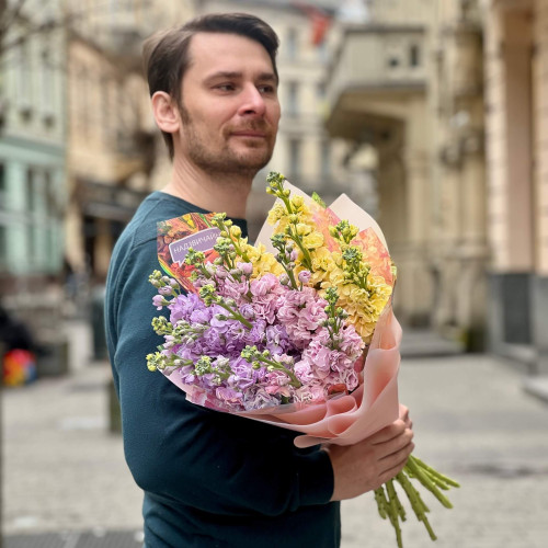 15 запашних матіол у букеті «Казки фей»