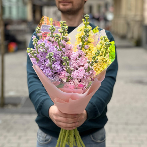 15 запашних матіол у букеті «Казки фей»