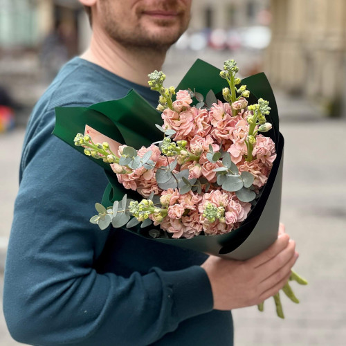 7 матіол у букеті «Персиковий аромат»