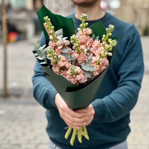 7 матіол у букеті «Персиковий аромат»