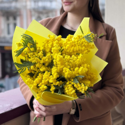 Пухнаста італійська мімоза у букеті «Сонячні традиції»
