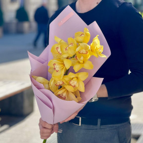 17 цимбідіумів у букеті «Сонячна мозаїка»