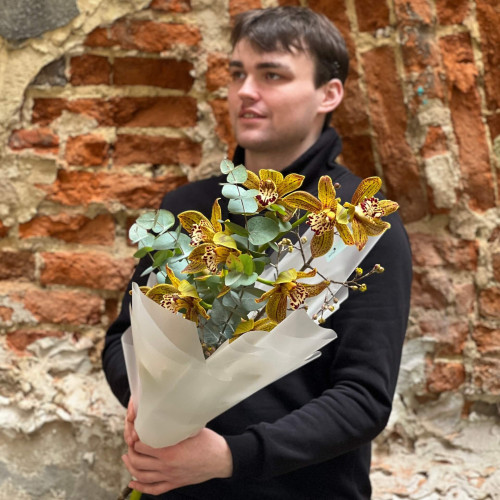 Неймовірний цимбідіум Miracle у букеті «Лаймові метелики»