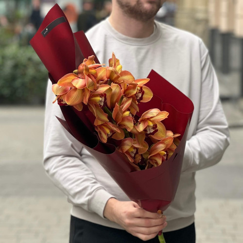 19 цимбідіумів у букеті «Карамельні метелики»