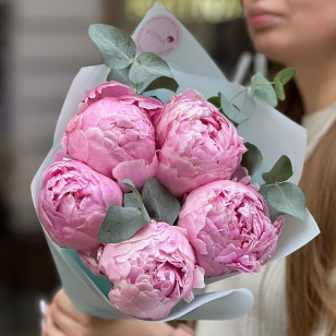 Ніжний букет із півоніями сорту Sarah Bernhardt «Півонієве безе»