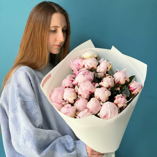 19 півоній Сара Бернар