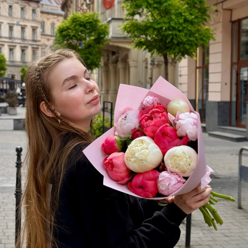 13 півоній у букеті «Солодкий мікс»