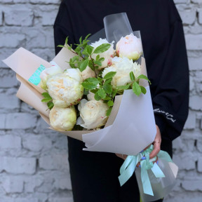 11 півоній у букеті «Піоновий крем»