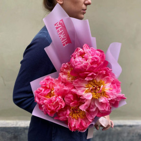 Букет з 5 півоній «Coral Charm»