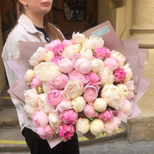 51 ароматна ніжна півонія в букеті «Травнева розкіш»