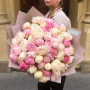 51 ароматна ніжна півонія в букеті «Травнева розкіш»