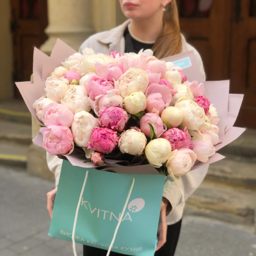 51 ароматна ніжна півонія в букеті «Травнева розкіш»