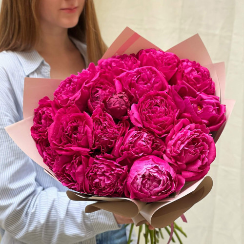 17 півоній у букеті «Малиновий поцілунок»