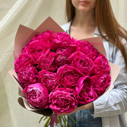 17 півоній у букеті «Малиновий поцілунок»