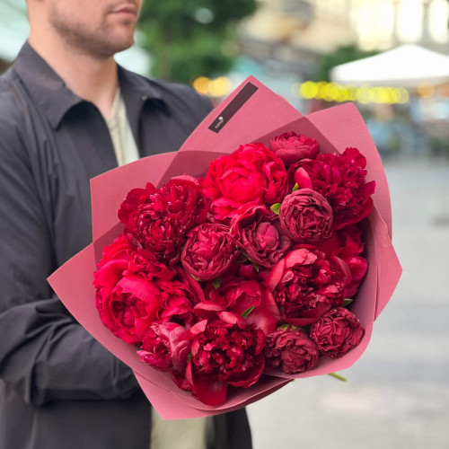 17 ексклюзивних півоній у букеті «Провінція Бордо»