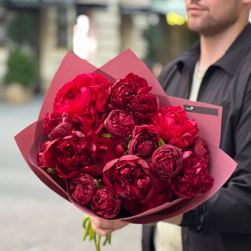 17 ексклюзивних півоній у букеті «Провінція Бордо»