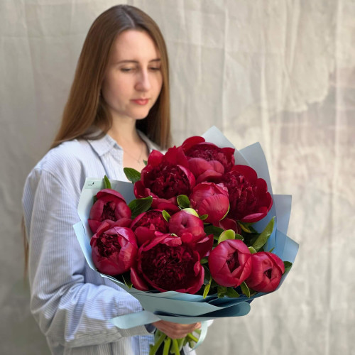 11 півоній у букеті «Королівський червоний»