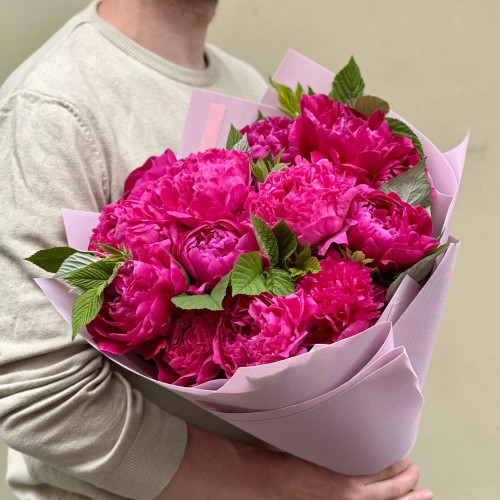 13 півоній у букеті «Малинове шаленство»