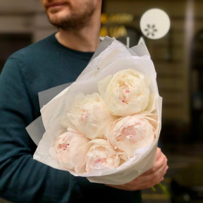 5 incredibly delicate peonies in a bouquet «Aromatic Silk»