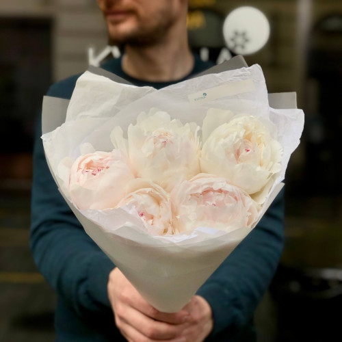 5 incredibly delicate peonies in a bouquet «Aromatic Silk»