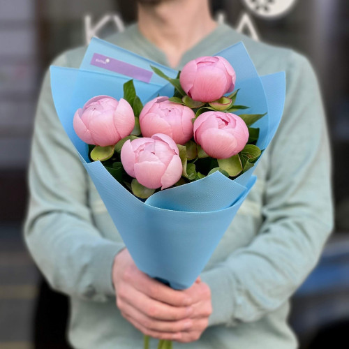 5 лососевых пионов в букете «Розовый рассвет»