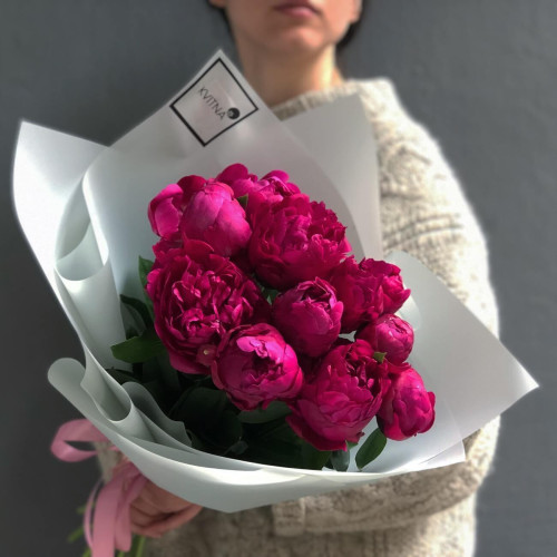 Букет з 11 малинових піонів