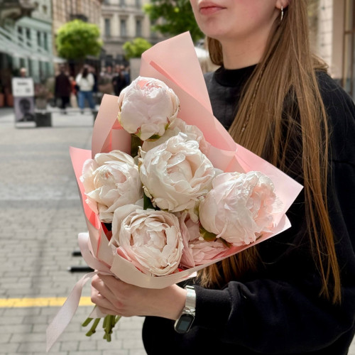 7 півоній у букеті «Кремові кульки»