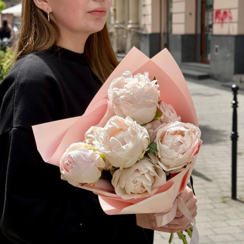 7 півоній у букеті «Кремові кульки»
