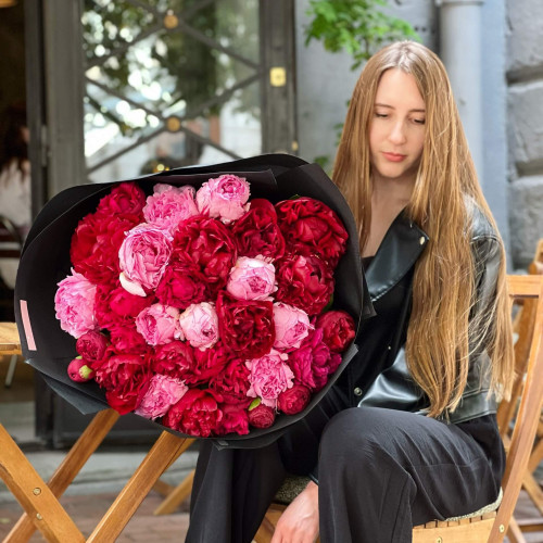 31 півонія у букеті «Ягідний шарм»