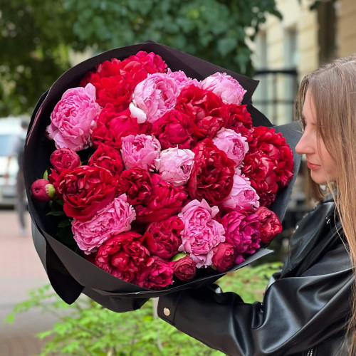 31 півонія у букеті «Ягідний шарм»