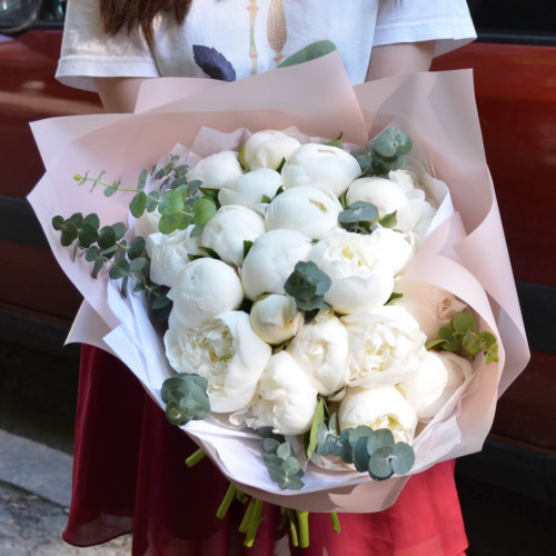 Bouquet of 9, 11, 15, 25 and 51 white peonies  «Peony Ice cream»