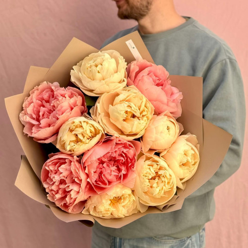 11 фантастических пионов в букете «Оттенки оперы»