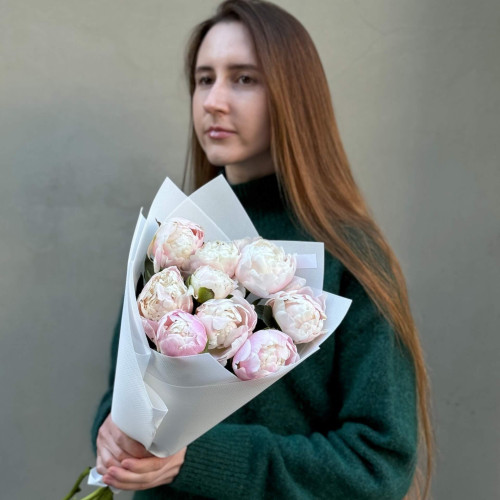 9 нежных пионов Moon over Barrington в букете «Пионовый зефир»