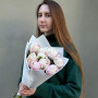 9 нежных пионов Moon over Barrington в букете «Пионовый зефир»
