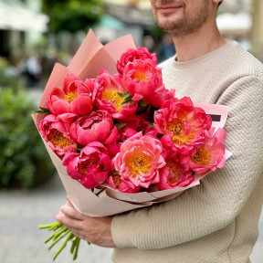 17 півоній Coral Charm у букеті «Сонячна півонія»
