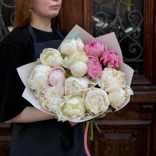 15 fragrant peonies in a bouquet «Raspberry blob»