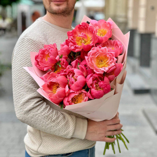 17 півоній Coral Charm у букеті «Сонячна півонія»