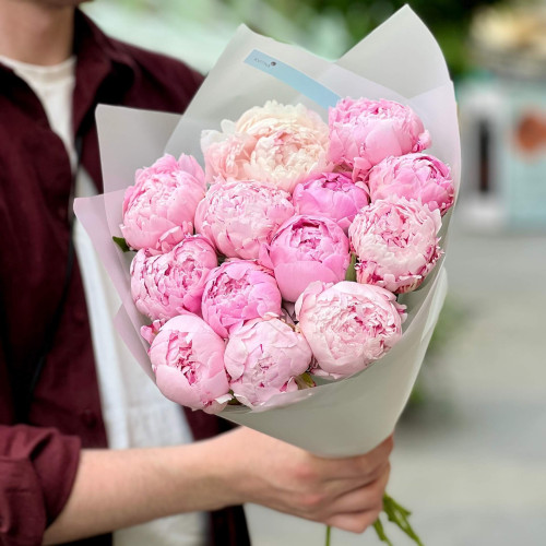 13 пионов в букете «Сладенький цветочек»