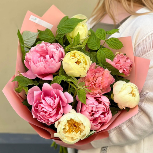 Mix of 9 peonies and raspberry «Peony parfait»