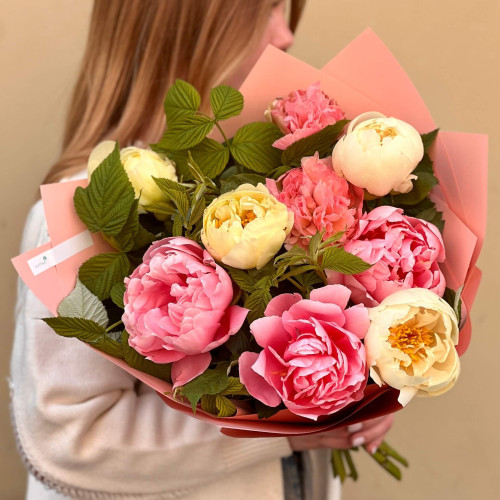 Mix of 9 peonies and raspberry «Peony parfait»