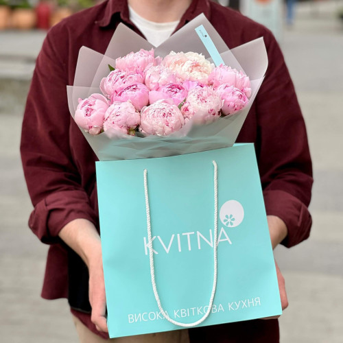 13 пионов в букете «Сладенький цветочек»