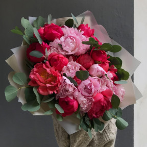 Мікс із 23 коралових та рожевих піонів «Ідилія»