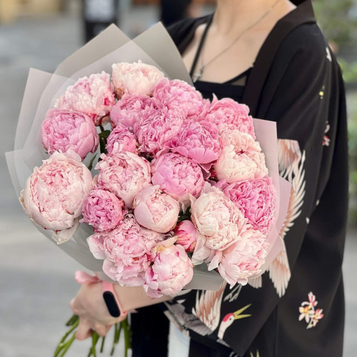 21 півонія у букеті «Літня розкіш»