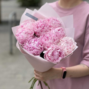 9 півоній Sarah Bernhardt у букеті «Неймовірна ніжність»