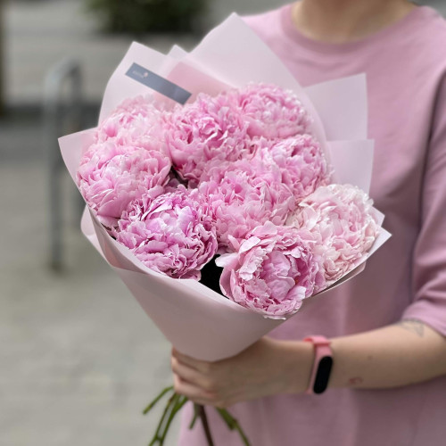 9 Sarah Bernhardt peonies in a bouquet «Incredible Tenderness»
