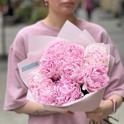 9 Sarah Bernhardt peonies in a bouquet «Incredible Tenderness»
